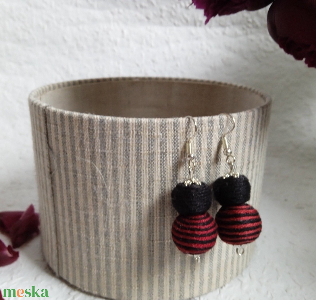 Fekete, bordó csíkos textilbogyó fülbevaló, fonalékszer, textil fülbevaló - ékszer - fülbevaló - lógó fülbevaló - Meska.hu
