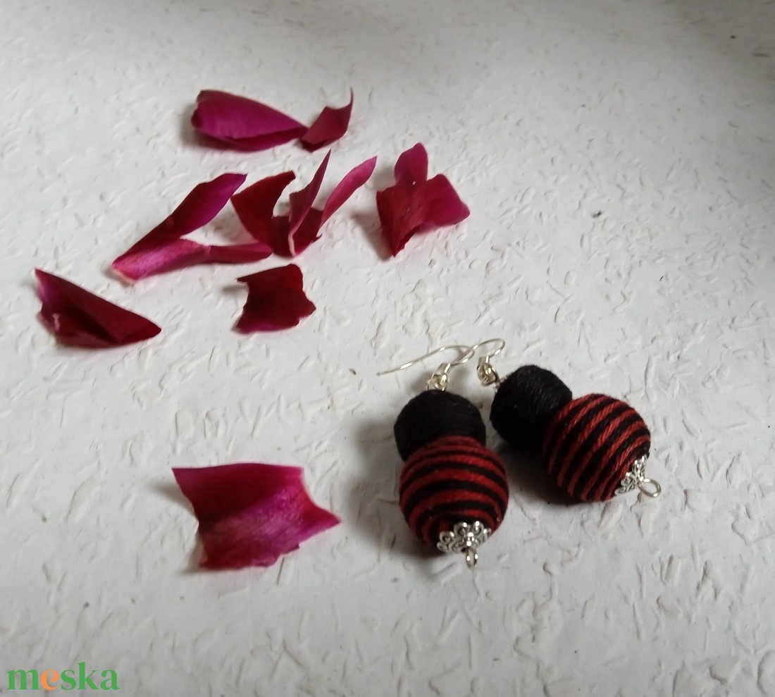 Fekete, bordó csíkos textilbogyó fülbevaló, fonalékszer, textil fülbevaló - ékszer - fülbevaló - lógó fülbevaló - Meska.hu