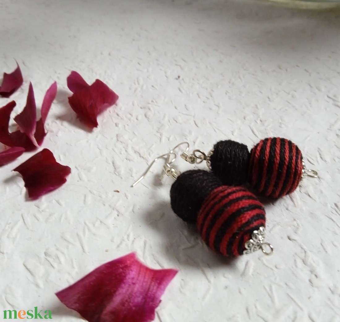 Fekete, bordó csíkos textilbogyó fülbevaló, fonalékszer, textil fülbevaló - ékszer - fülbevaló - lógó fülbevaló - Meska.hu
