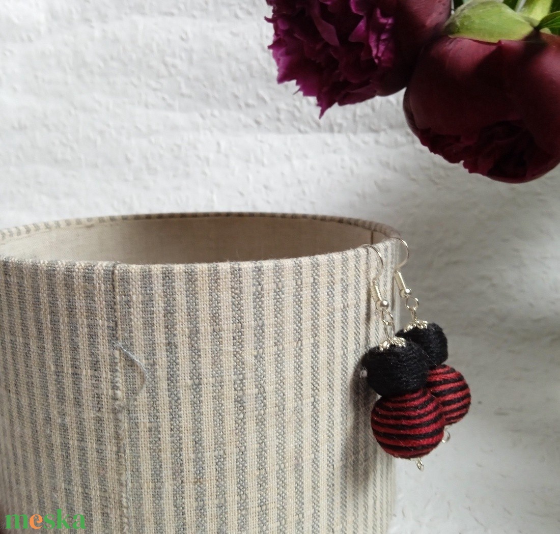 Fekete, bordó csíkos textilbogyó fülbevaló, fonalékszer, textil fülbevaló - ékszer - fülbevaló - lógó fülbevaló - Meska.hu