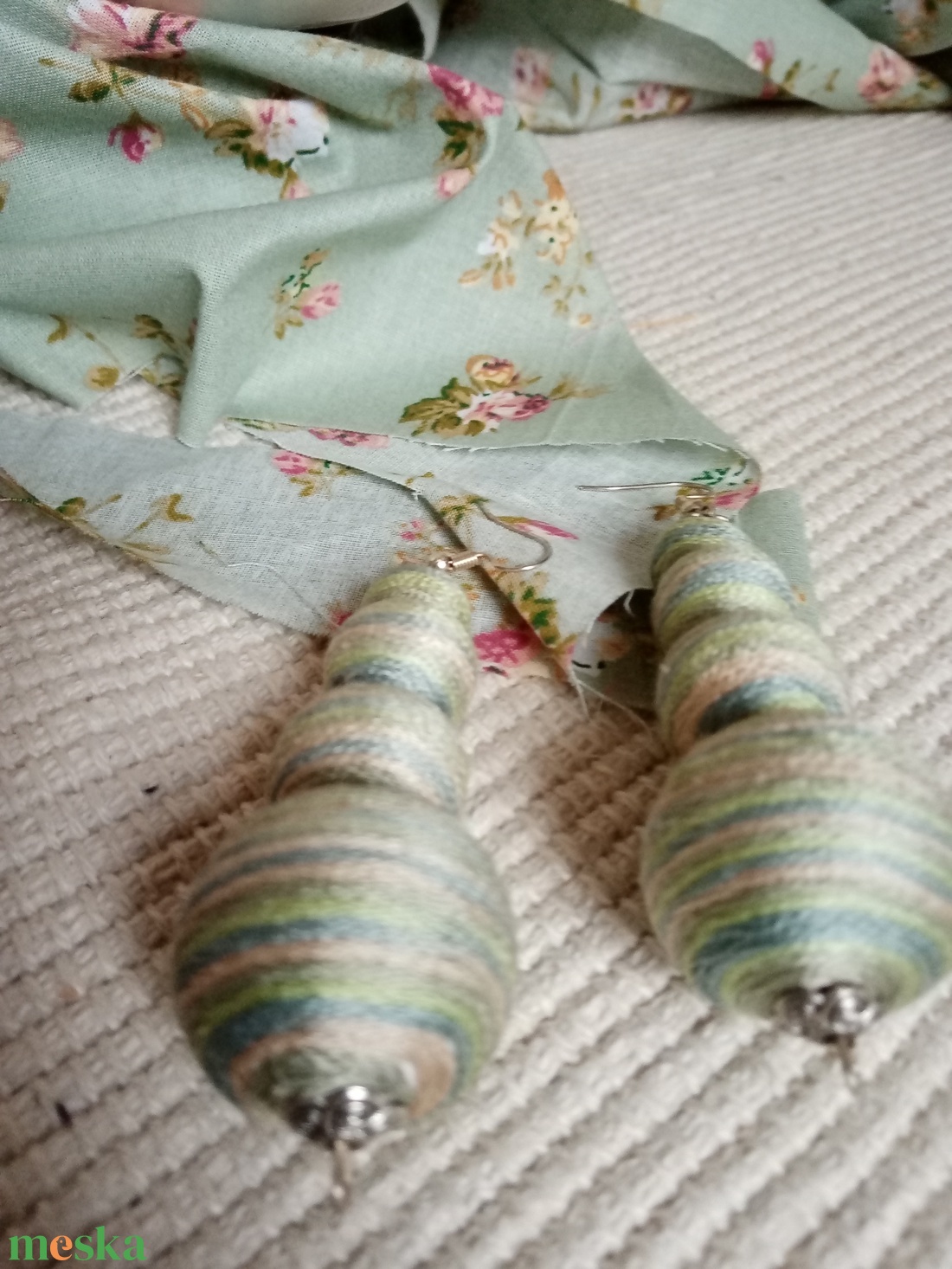 ZÖLDIKE textilbogyó fülbevaló, fonalékszer, textil fülbevaló - ékszer - fülbevaló - lógó fülbevaló - Meska.hu