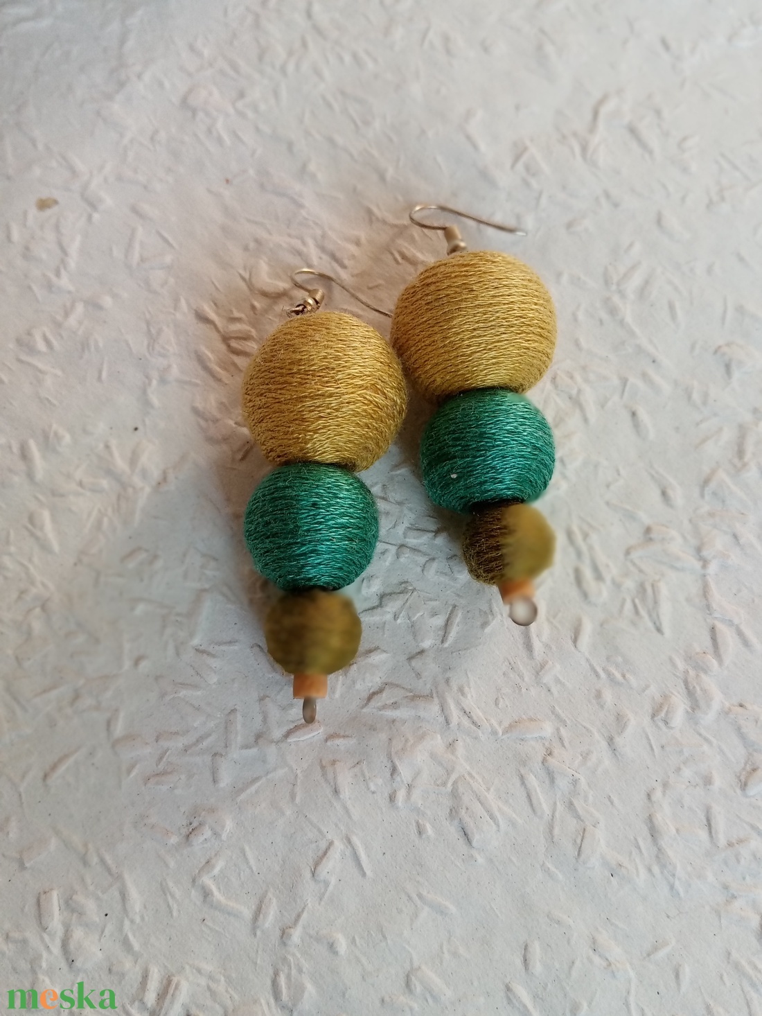 3 gömb zöld textilbogyó fülbevaló, fonalékszer, textil fülbevaló - ékszer - fülbevaló - lógó fülbevaló - Meska.hu