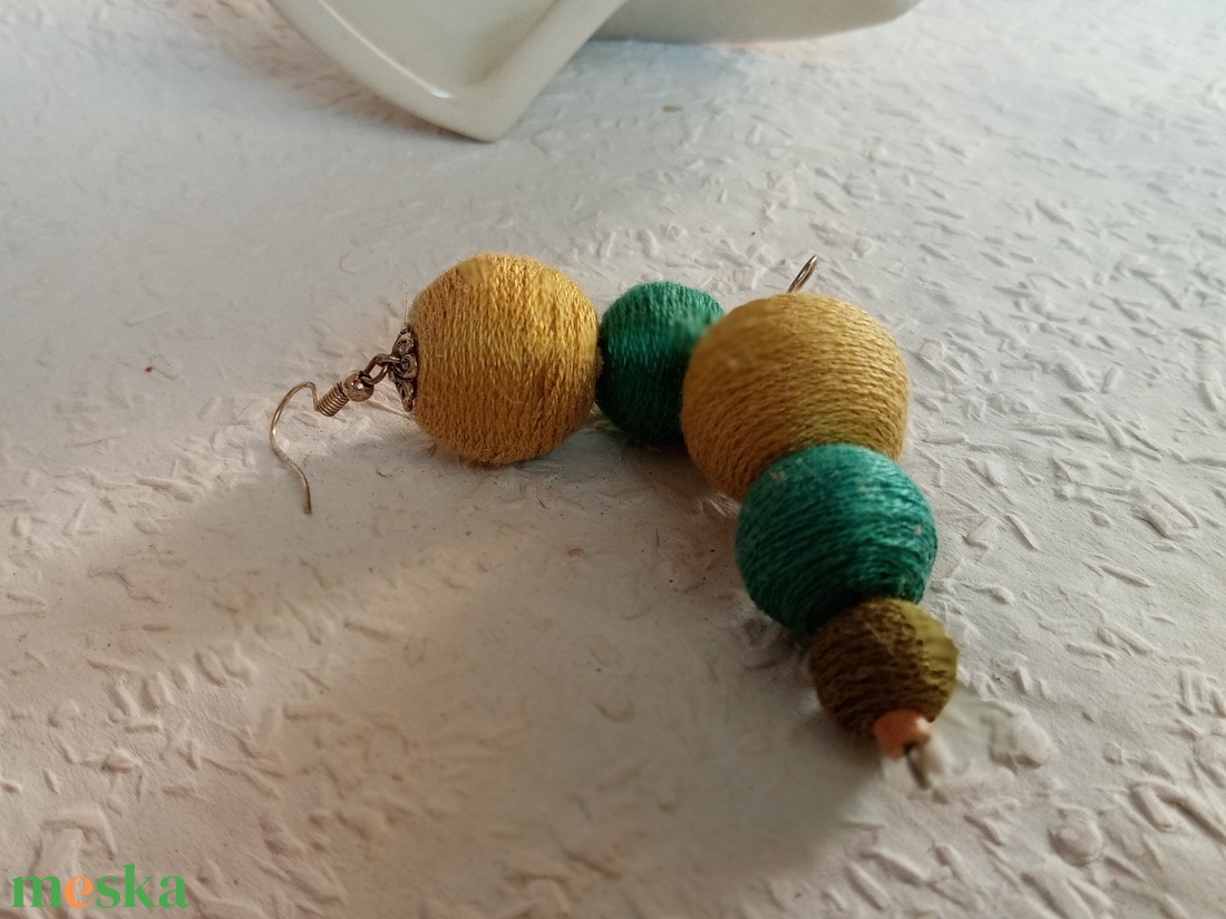 3 gömb zöld textilbogyó fülbevaló, fonalékszer, textil fülbevaló - ékszer - fülbevaló - lógó fülbevaló - Meska.hu