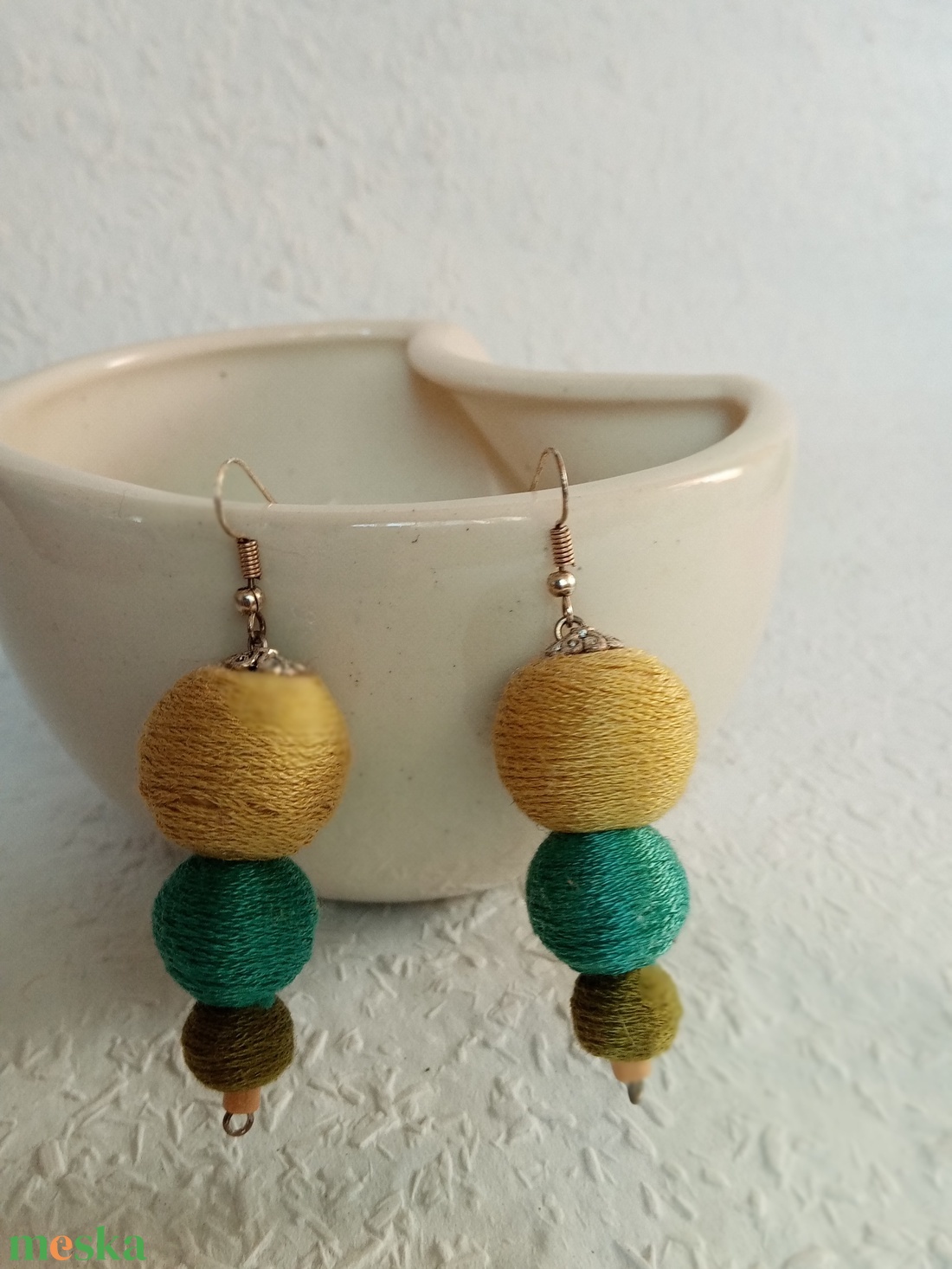 3 gömb zöld textilbogyó fülbevaló, fonalékszer, textil fülbevaló - ékszer - fülbevaló - lógó fülbevaló - Meska.hu