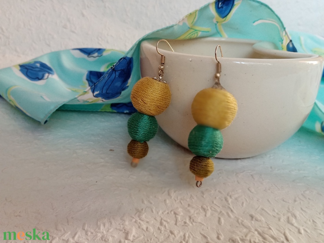 3 gömb zöld textilbogyó fülbevaló, fonalékszer, textil fülbevaló - ékszer - fülbevaló - lógó fülbevaló - Meska.hu