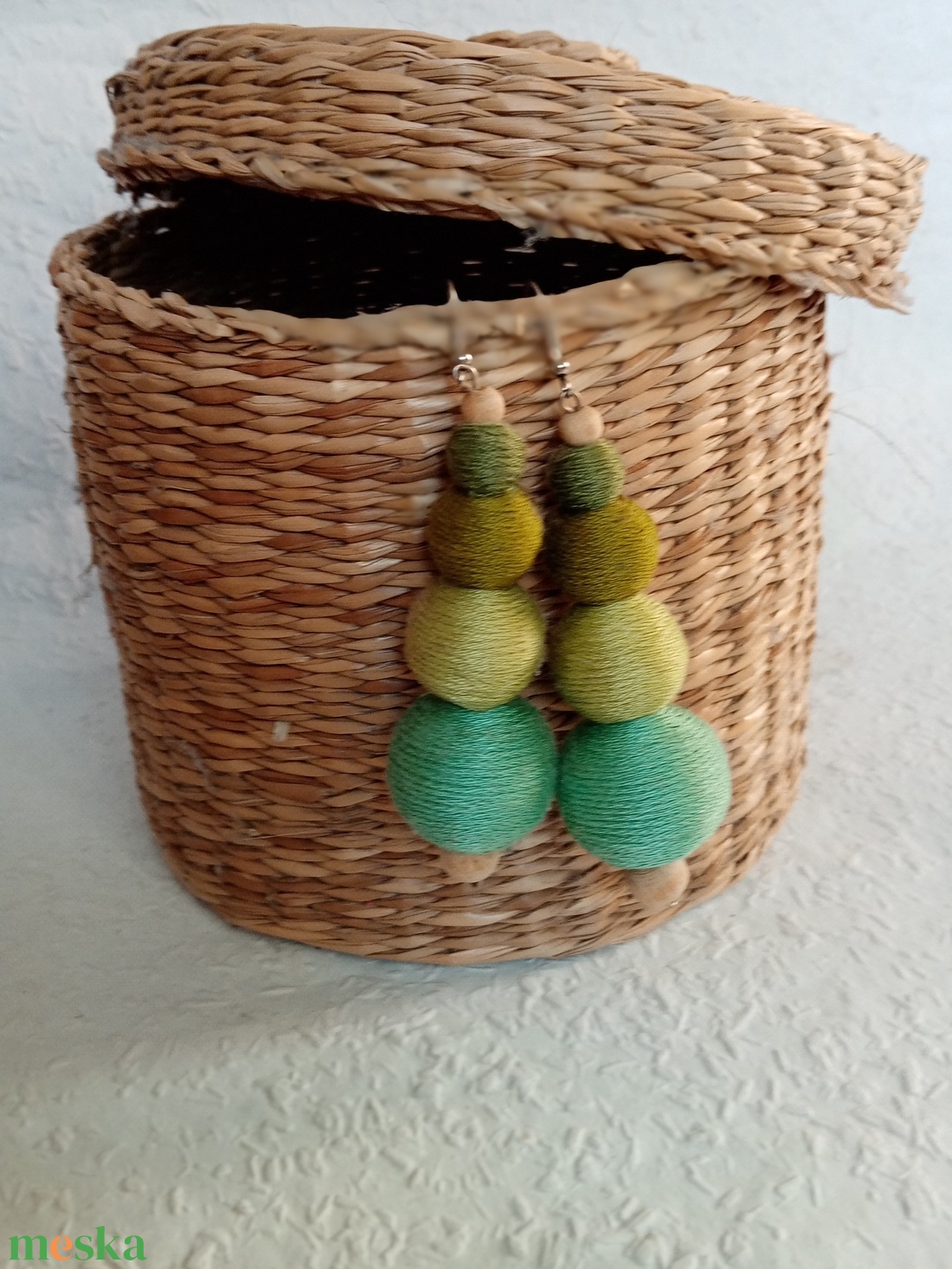 ZÖLD BÁRSONY textilbogyó fülbevaló, fonalékszer, textil fülbevaló - ékszer - fülbevaló - lógó fülbevaló - Meska.hu