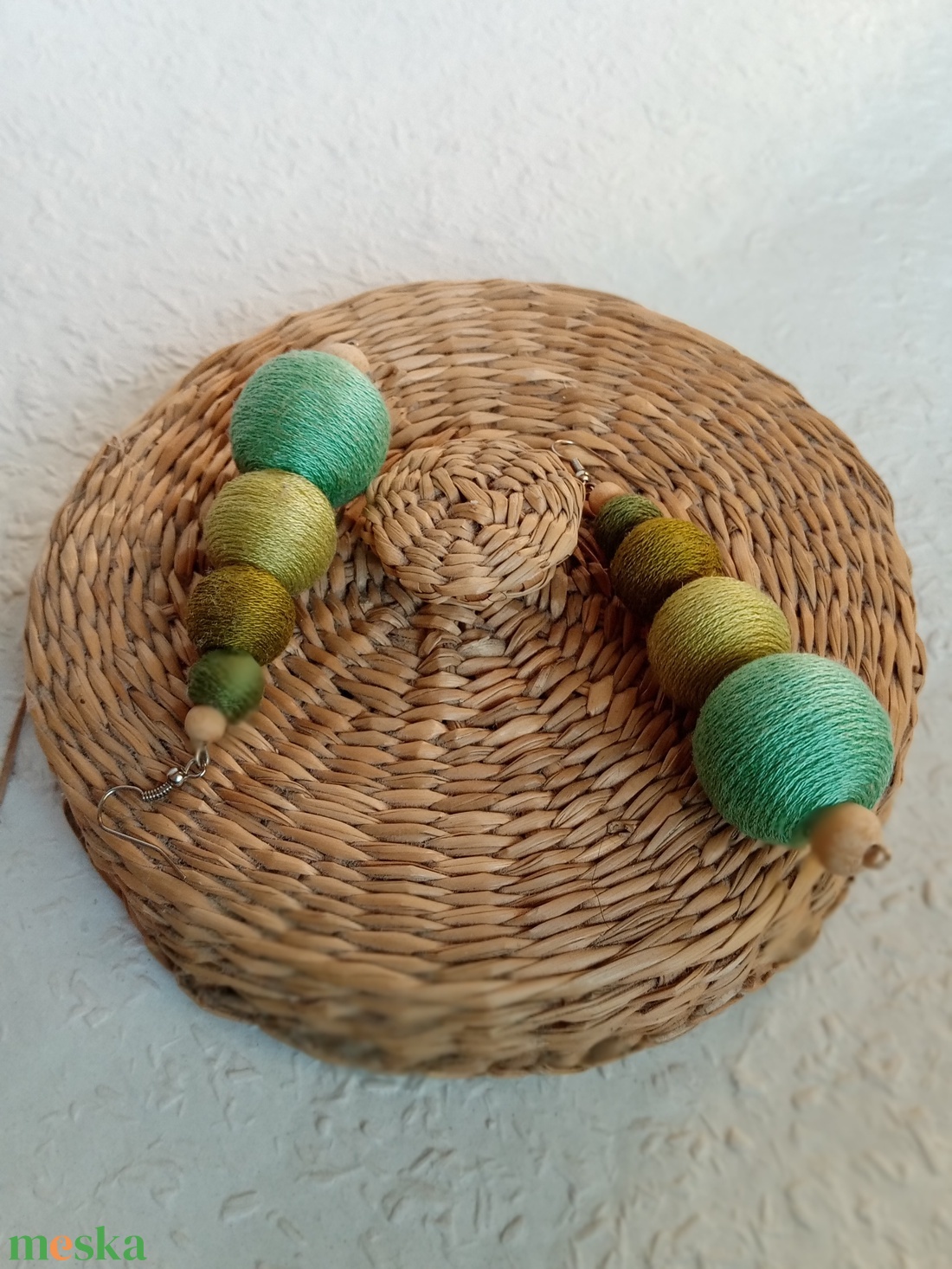 ZÖLD BÁRSONY textilbogyó fülbevaló, fonalékszer, textil fülbevaló - ékszer - fülbevaló - lógó fülbevaló - Meska.hu