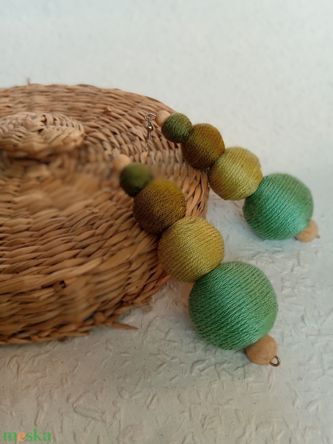 ZÖLD BÁRSONY textilbogyó fülbevaló, fonalékszer, textil fülbevaló - ékszer - fülbevaló - lógó fülbevaló - Meska.hu
