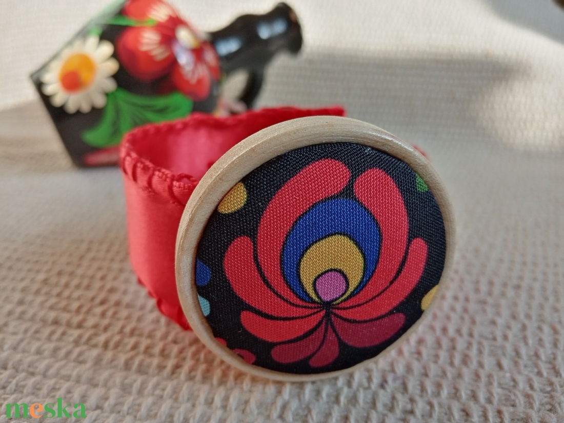  Matyó mintás karkötő,matyó ékszer,folklór textil ékszer,magyaros nyaklánc,Hungarian folk jewellery - ékszer - karkötő - karkötő medállal - Meska.hu