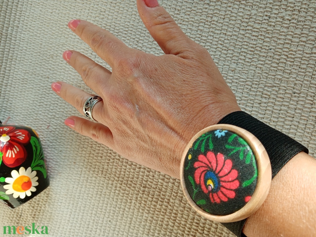  Matyó mintás gumis  karkötő,matyó ékszer,folklór textil ékszer,magyaros nyaklánc,Hungarian folk jewellery - ékszer - karkötő - karkötő medállal - Meska.hu