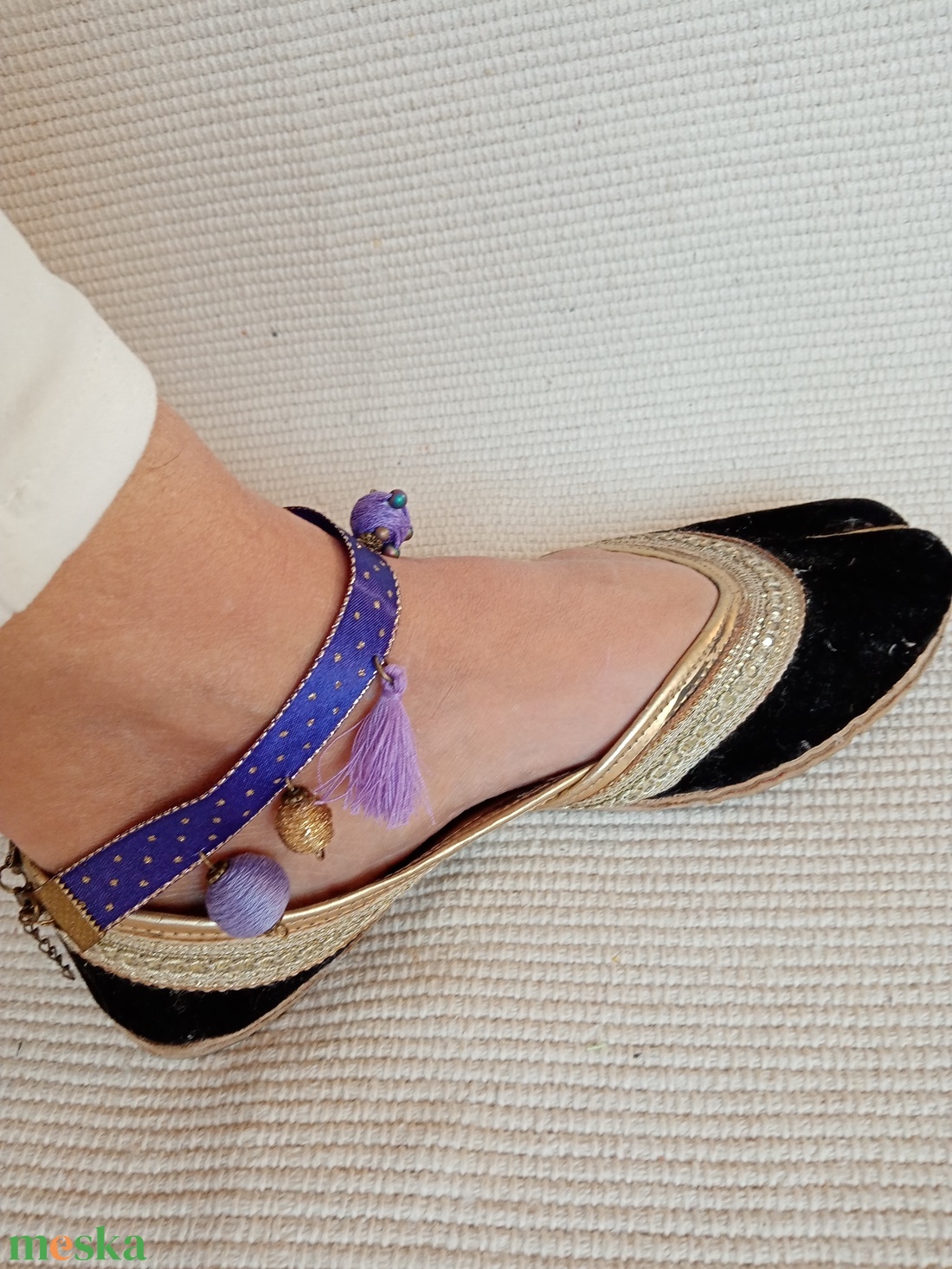 Lila pöttyös alapon lila bokalánc, textilbogyó bokalánc, bokaékszer, lábdísz, lábékszer - ékszer - lábdísz és testékszer - bokalánc - Meska.hu