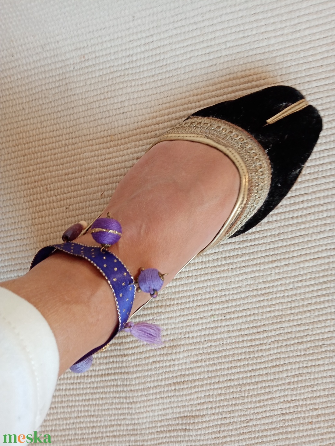 Lila pöttyös alapon lila bokalánc, textilbogyó bokalánc, bokaékszer, lábdísz, lábékszer - ékszer - lábdísz és testékszer - bokalánc - Meska.hu