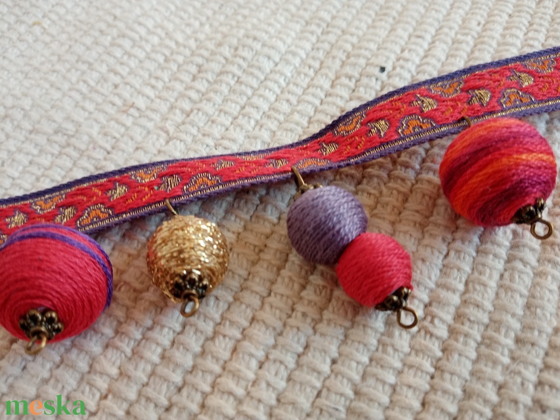 Lila -piros bokalánc, textilbogyó bokalánc, bokaékszer, lábdísz, lábékszer - ékszer - lábdísz és testékszer - bokalánc - Meska.hu