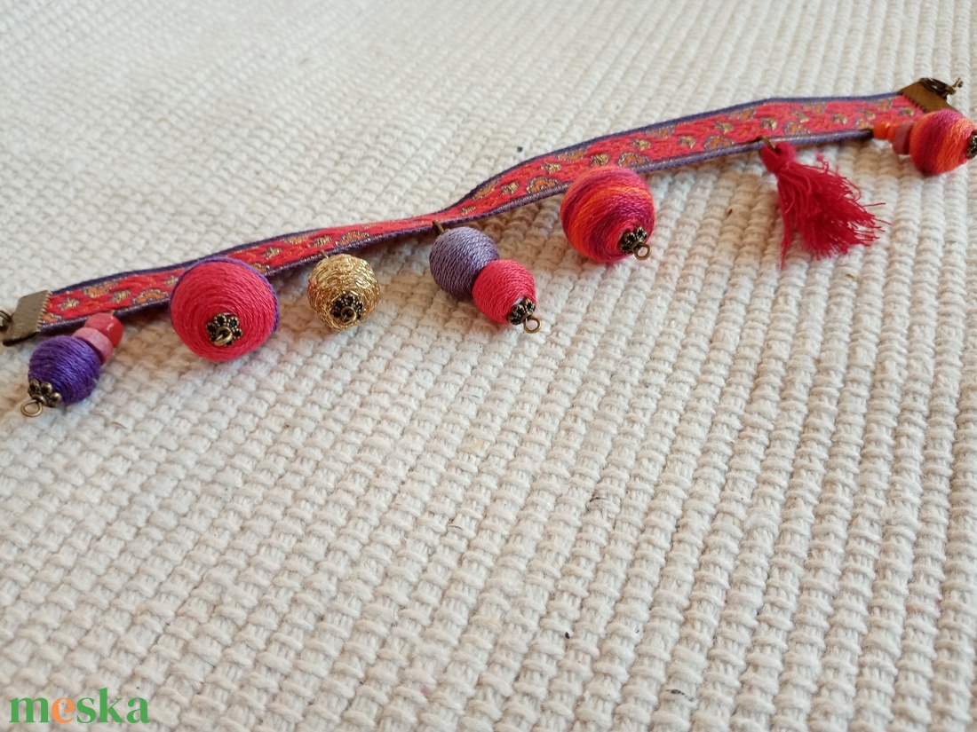 Lila -piros bokalánc, textilbogyó bokalánc, bokaékszer, lábdísz, lábékszer - ékszer - lábdísz és testékszer - bokalánc - Meska.hu