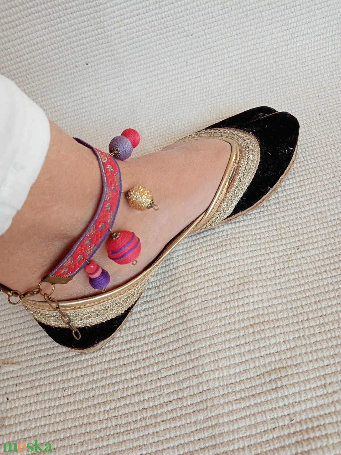 Lila -piros bokalánc, textilbogyó bokalánc, bokaékszer, lábdísz, lábékszer - ékszer - lábdísz és testékszer - bokalánc - Meska.hu