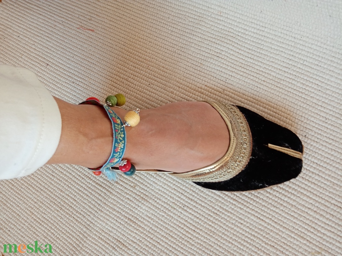 Kék virágos alapon színes bokalánc, textilbogyó bokalánc, bokaékszer, lábdísz, lábékszer - ékszer - lábdísz és testékszer - bokalánc - Meska.hu