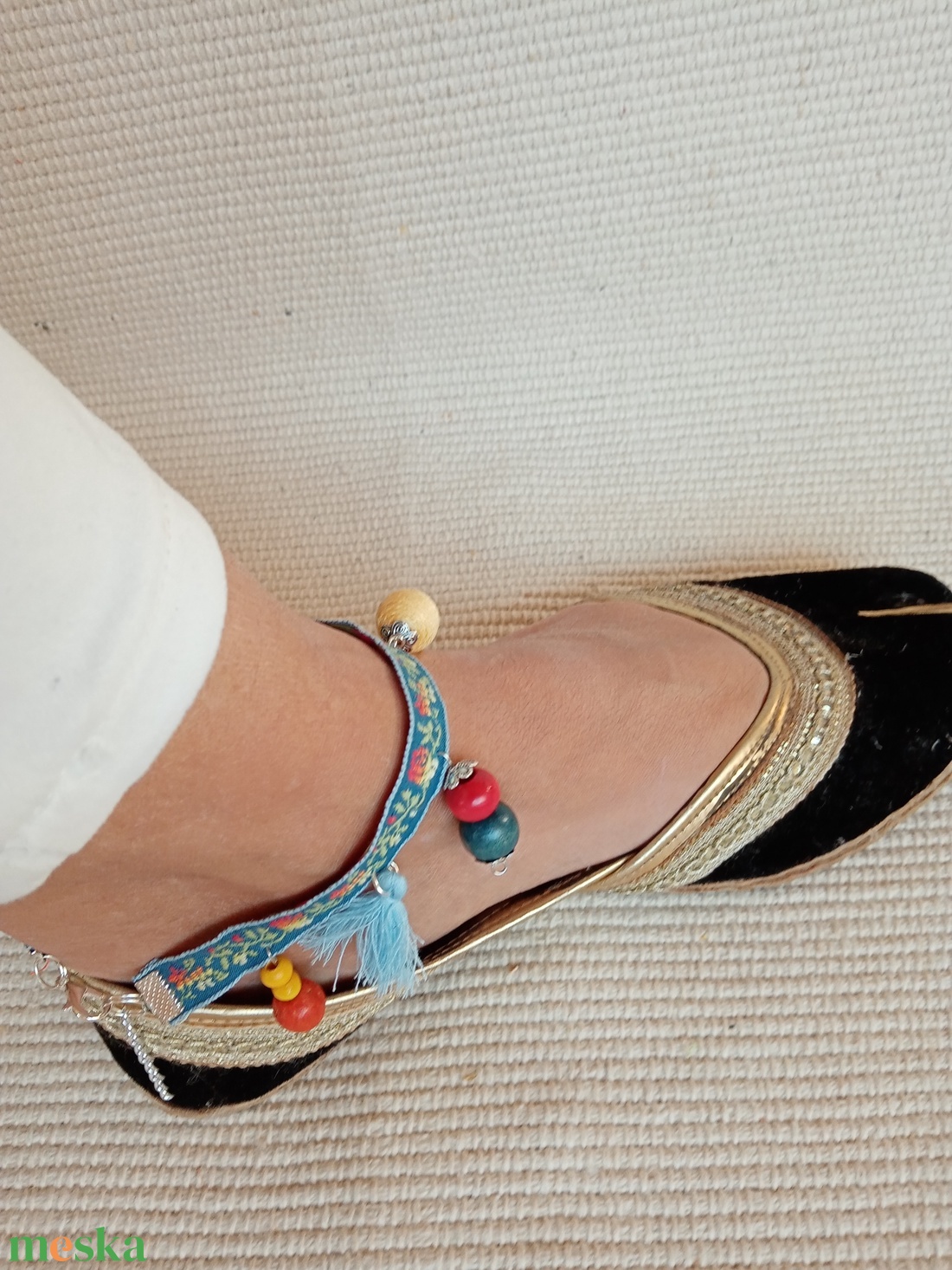 Kék virágos alapon színes bokalánc, textilbogyó bokalánc, bokaékszer, lábdísz, lábékszer - ékszer - lábdísz és testékszer - bokalánc - Meska.hu