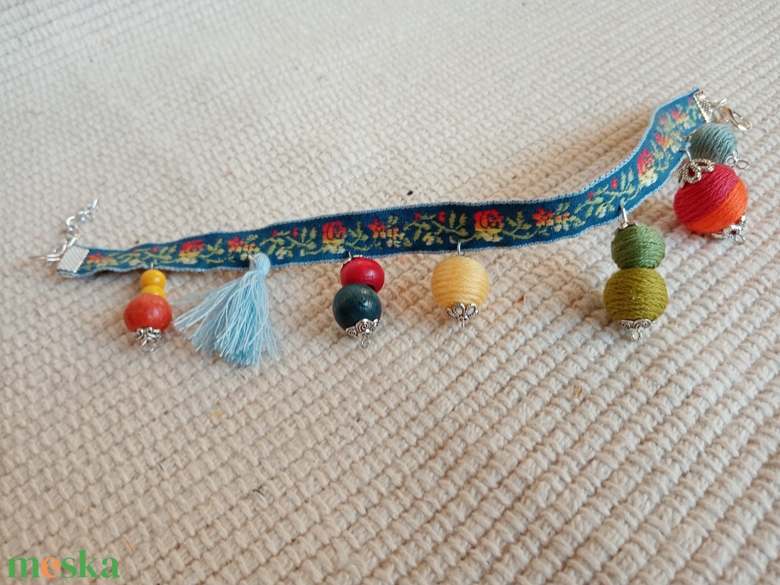 Kék virágos alapon színes bokalánc, textilbogyó bokalánc, bokaékszer, lábdísz, lábékszer - ékszer - lábdísz és testékszer - bokalánc - Meska.hu