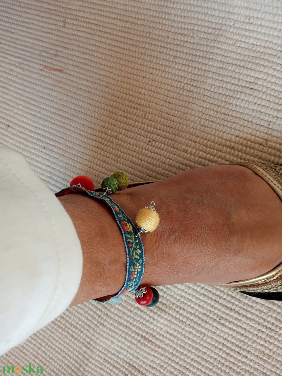 Kék virágos alapon színes bokalánc, textilbogyó bokalánc, bokaékszer, lábdísz, lábékszer - ékszer - lábdísz és testékszer - bokalánc - Meska.hu