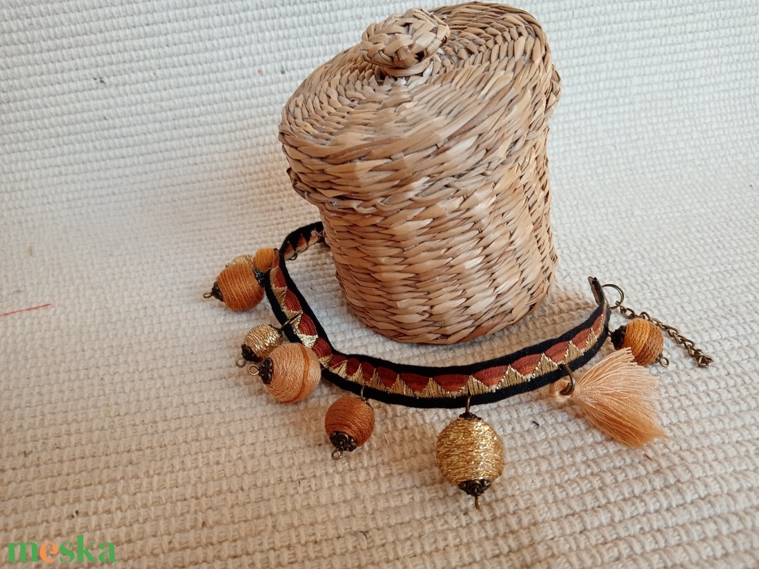 Barna-halvány beige színes bokalánc, textilbogyó bokalánc, bokaékszer, lábdísz, lábékszer - ékszer - lábdísz és testékszer - bokalánc - Meska.hu