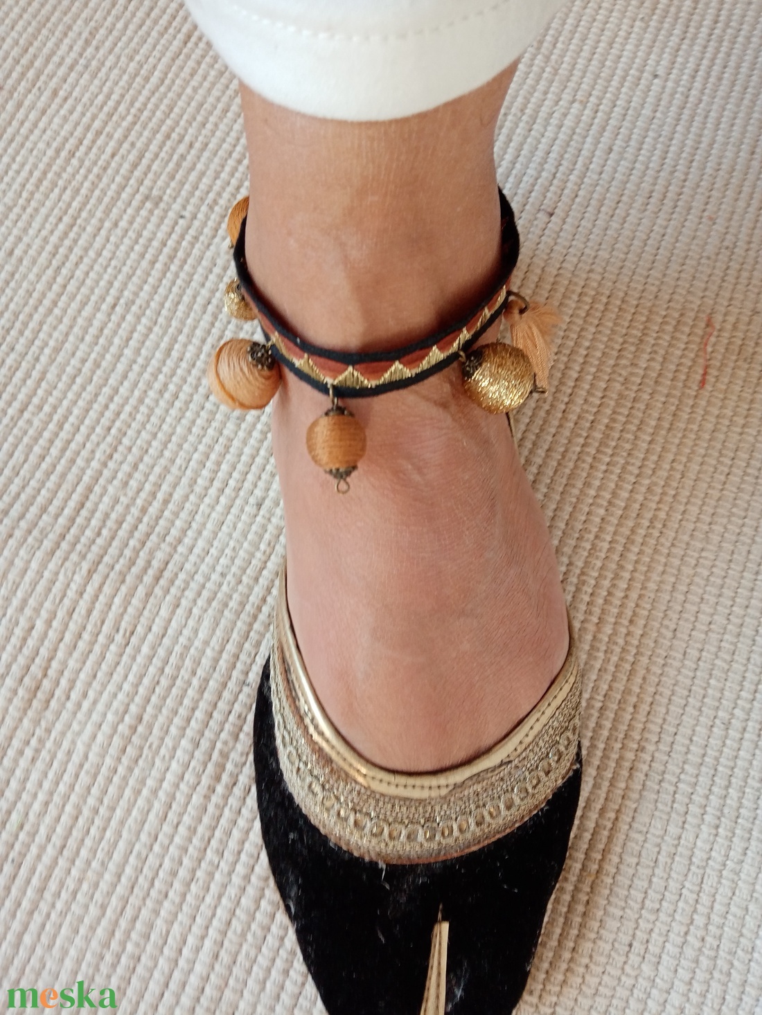 Barna-halvány beige színes bokalánc, textilbogyó bokalánc, bokaékszer, lábdísz, lábékszer - ékszer - lábdísz és testékszer - bokalánc - Meska.hu