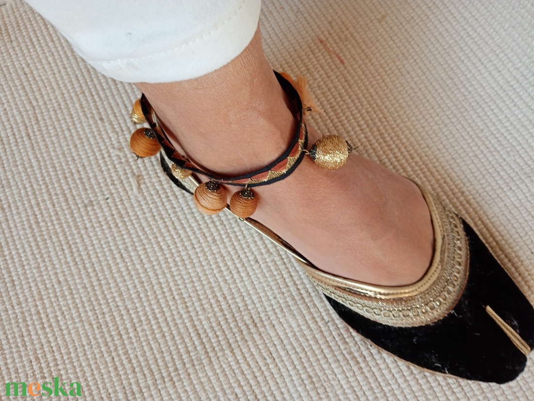 Barna-halvány beige színes bokalánc, textilbogyó bokalánc, bokaékszer, lábdísz, lábékszer - ékszer - lábdísz és testékszer - bokalánc - Meska.hu