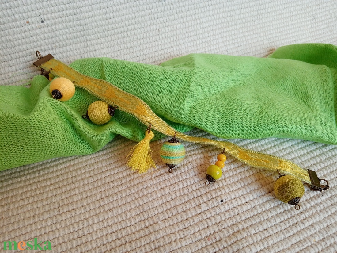 Papagáj sárgás-zöldes színes bokalánc, textilbogyó bokalánc, bokaékszer, lábdísz, lábékszer - ékszer - lábdísz és testékszer - bokalánc - Meska.hu