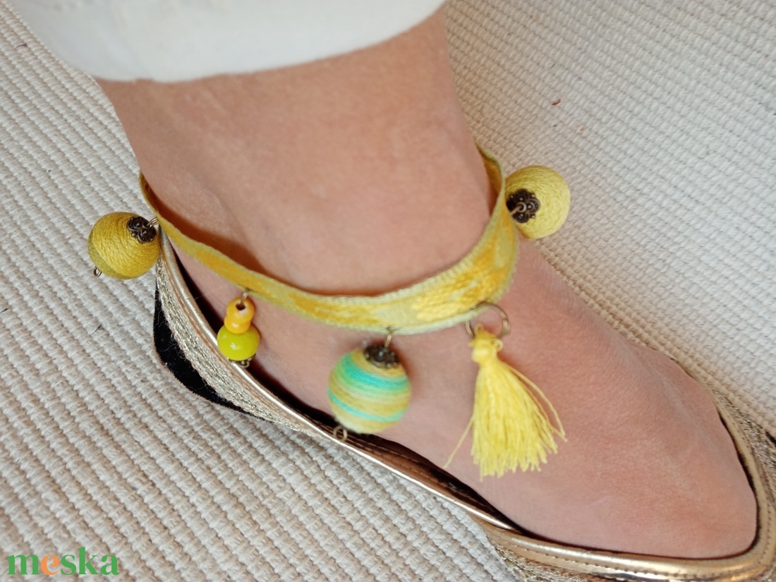 Papagáj sárgás-zöldes színes bokalánc, textilbogyó bokalánc, bokaékszer, lábdísz, lábékszer - ékszer - lábdísz és testékszer - bokalánc - Meska.hu