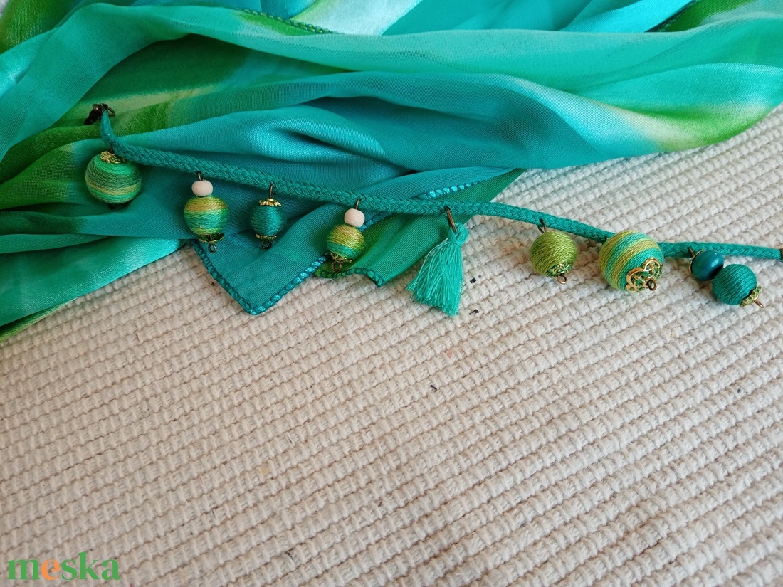 Zöld-türkiz bokalánc, textilbogyó bokalánc, bokaékszer, lábdísz, lábékszer - ékszer - lábdísz és testékszer - bokalánc - Meska.hu