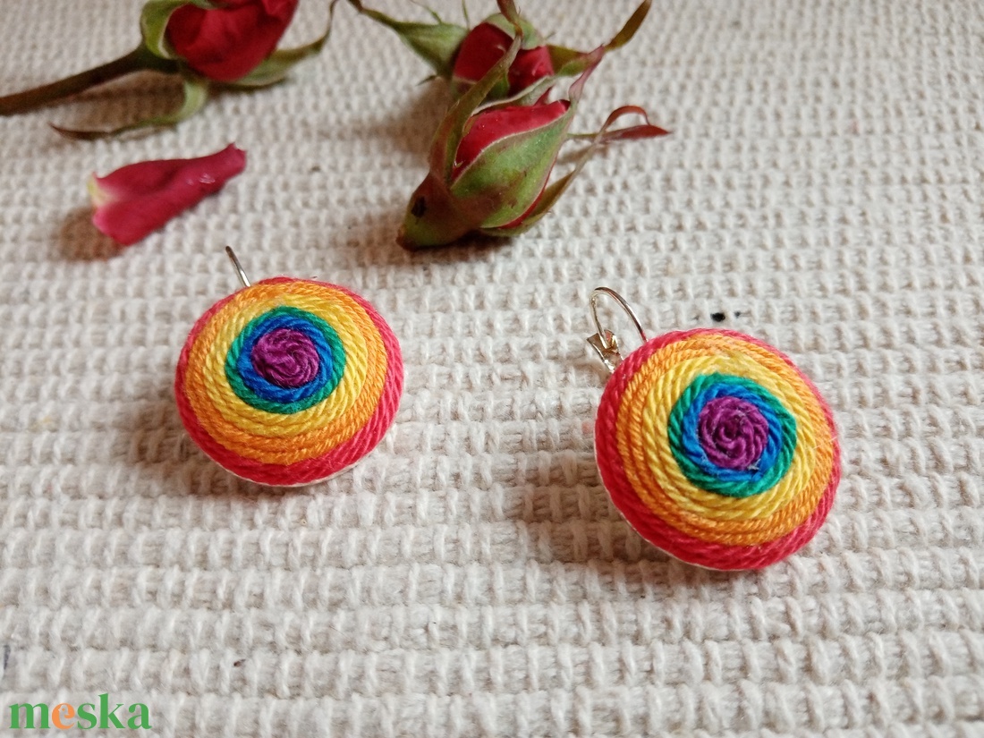 Szivárvány Kerek fonal fülbevaló , textil ékszer, fonalékszer, Szivárvány ékszer - ékszer - ékszerszett - Meska.hu