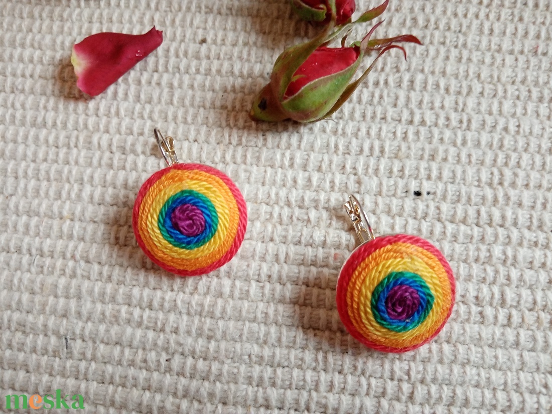 Szivárvány Kerek fonal fülbevaló , textil ékszer, fonalékszer, Szivárvány ékszer - ékszer - ékszerszett - Meska.hu