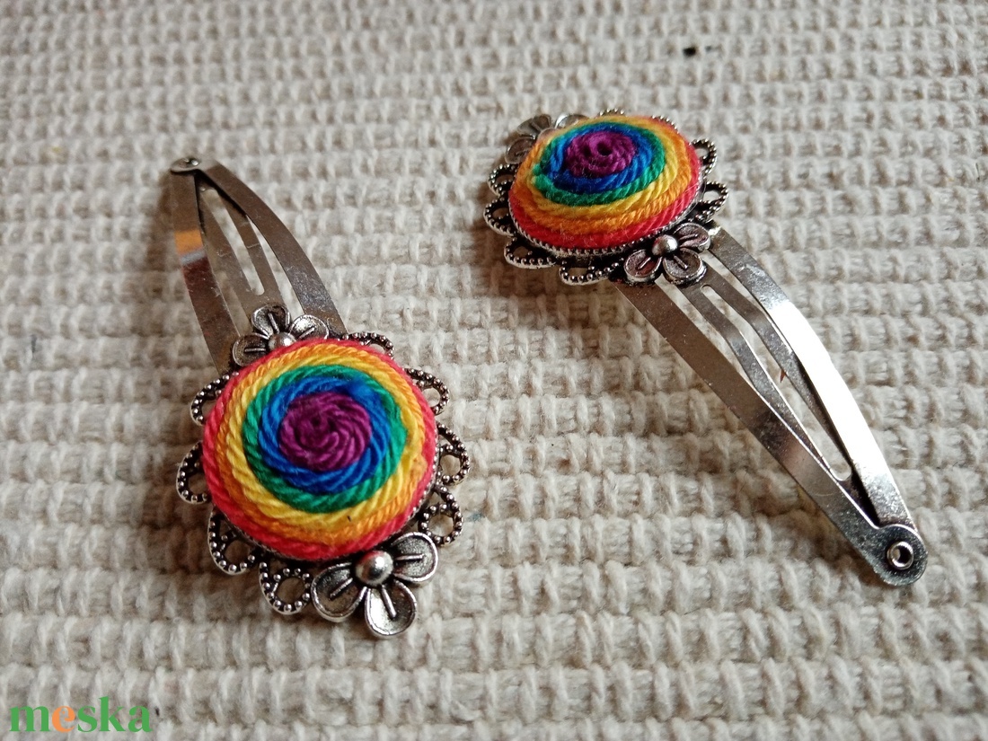 Szivárvány  dísz hajcsat , textil ékszer, fonalékszer, Szivárvány ékszer - ruha & divat - hajdísz & hajcsat - hajcsat & hajtű - Meska.hu