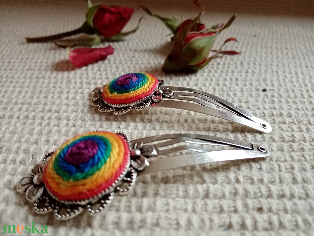 Szivárvány  dísz hajcsat , textil ékszer, fonalékszer, Szivárvány ékszer - ruha & divat - hajdísz & hajcsat - hajcsat & hajtű - Meska.hu