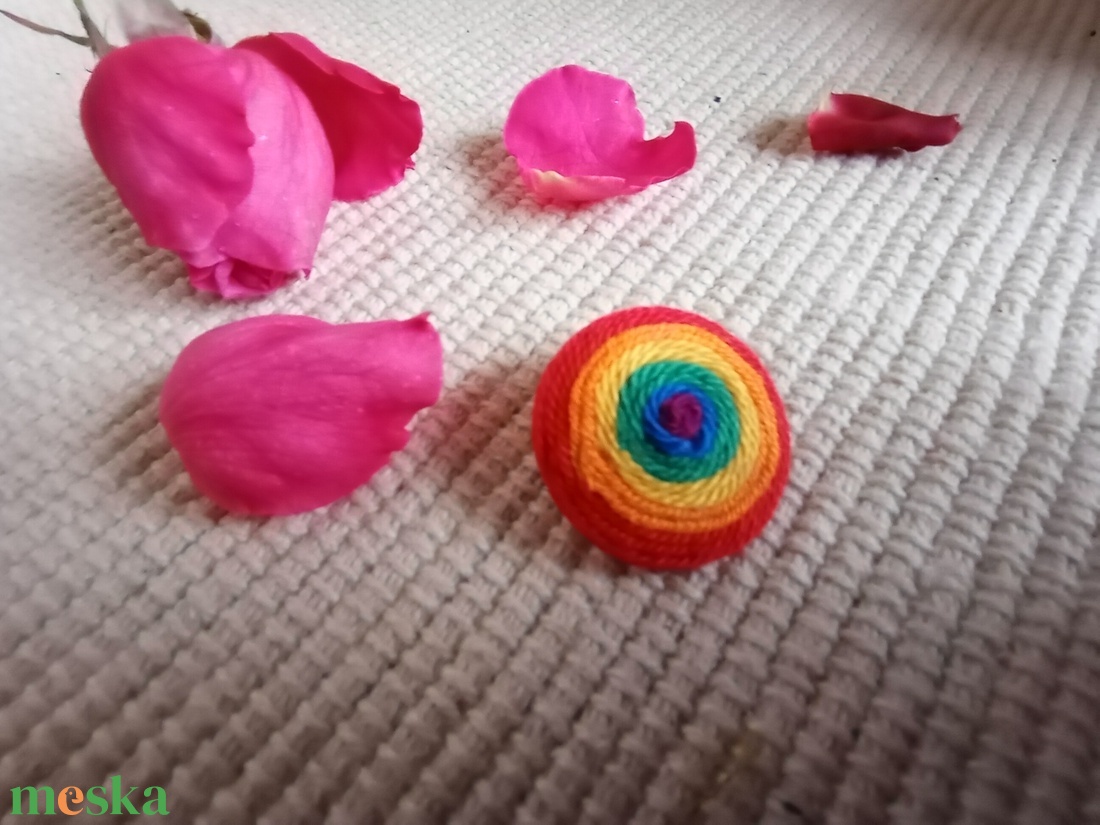 Szivárvány  kitűző , textil ékszer, fonalékszer, Szivárvány ékszer - ékszer - kitűző és bross - Meska.hu