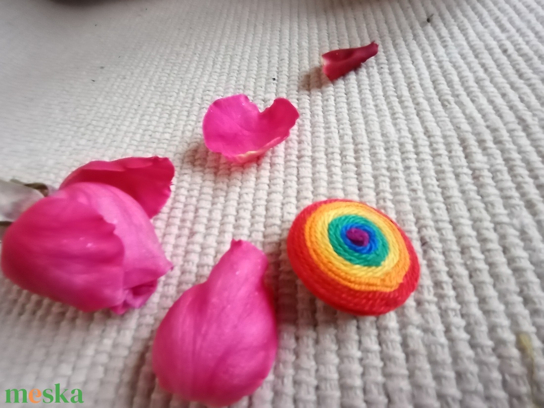 Szivárvány  kitűző , textil ékszer, fonalékszer, Szivárvány ékszer - ékszer - kitűző és bross - Meska.hu