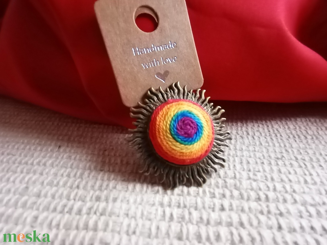 Szivárvány  kitűző , textil ékszer, fonalékszer, Szivárvány ékszer, Szivárvány bross - ékszer - kitűző és bross - Meska.hu