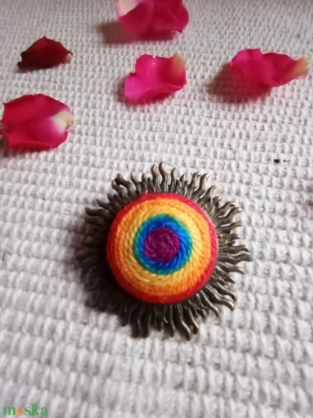 Szivárvány  kitűző , textil ékszer, fonalékszer, Szivárvány ékszer, Szivárvány bross - ékszer - kitűző és bross - Meska.hu