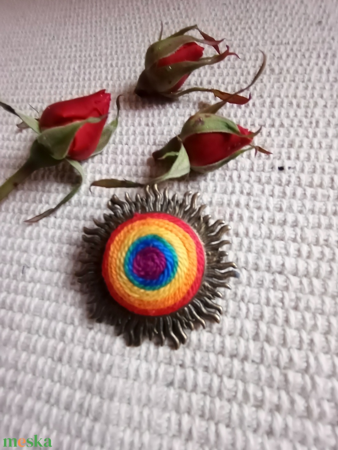 Szivárvány  kitűző , textil ékszer, fonalékszer, Szivárvány ékszer, Szivárvány bross - ékszer - kitűző és bross - Meska.hu