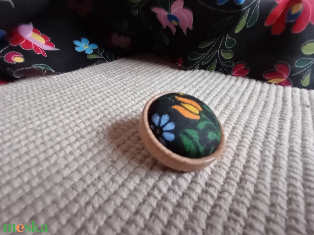  Matyó mintás dísz kitűző,matyó ékszer,folklór textil ékszer,magyaros ékszer,Hungarian folk jewellery - ékszer - kitűző és bross - Meska.hu