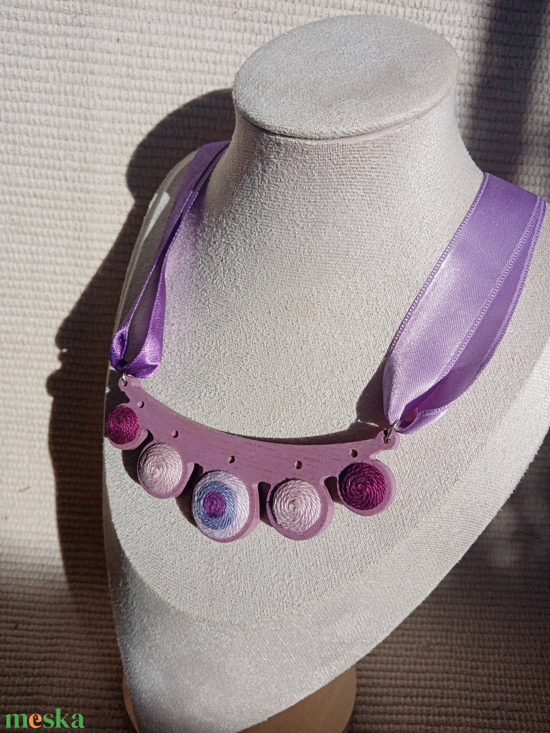Lila faalapra fonaldíszítéssel készült nyaklánc, textilékszer, faékszer - ékszer - nyaklánc - medálos nyaklánc - Meska.hu