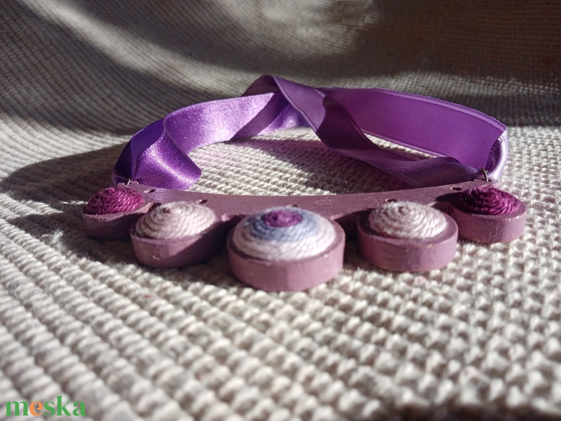 Lila faalapra fonaldíszítéssel készült nyaklánc, textilékszer, faékszer - ékszer - nyaklánc - medálos nyaklánc - Meska.hu