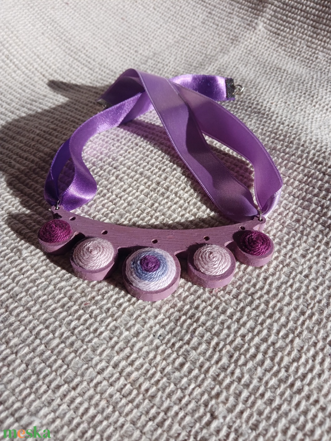 Lila faalapra fonaldíszítéssel készült nyaklánc, textilékszer, faékszer - ékszer - nyaklánc - medálos nyaklánc - Meska.hu