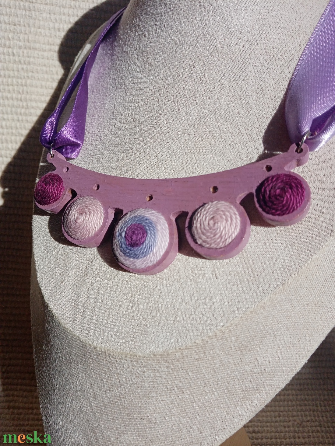 Lila faalapra fonaldíszítéssel készült nyaklánc, textilékszer, faékszer - ékszer - nyaklánc - medálos nyaklánc - Meska.hu