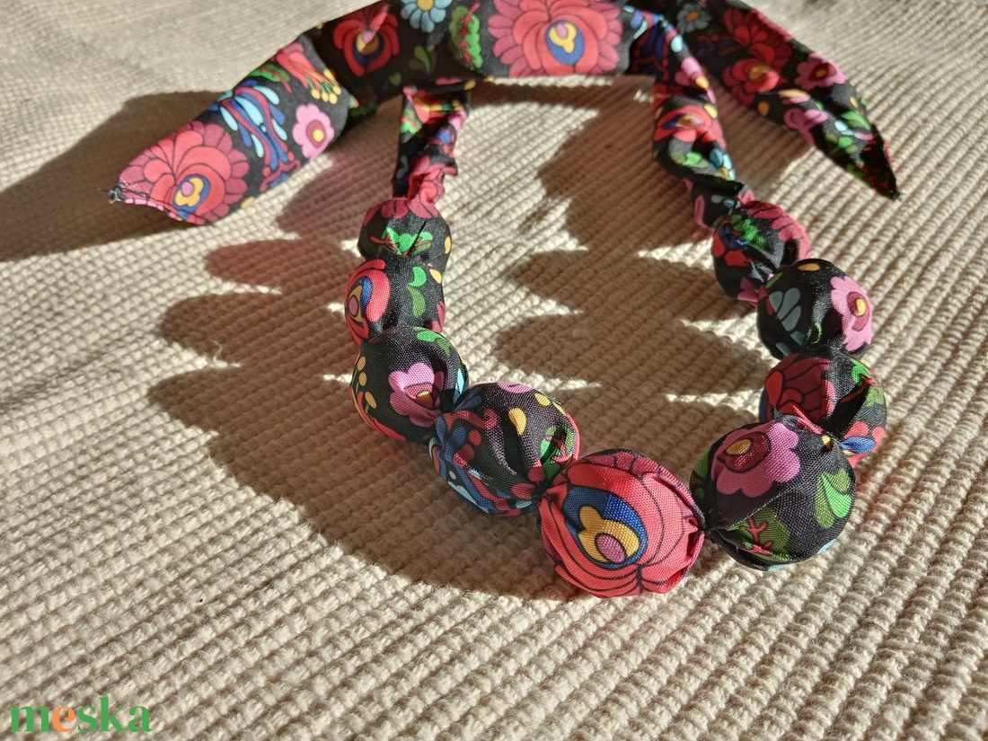 Matyós textil bogyós nyaklánc - ékszer - nyaklánc - bogyós nyaklánc - Meska.hu
