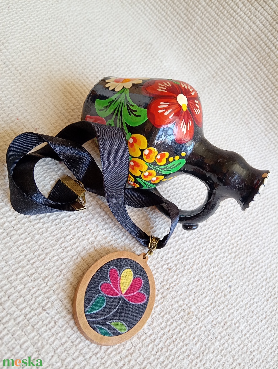 Matyós textil nyaklánc faalapban, matyós folklór nyaklánc - ékszer - nyaklánc - medálos nyaklánc - Meska.hu