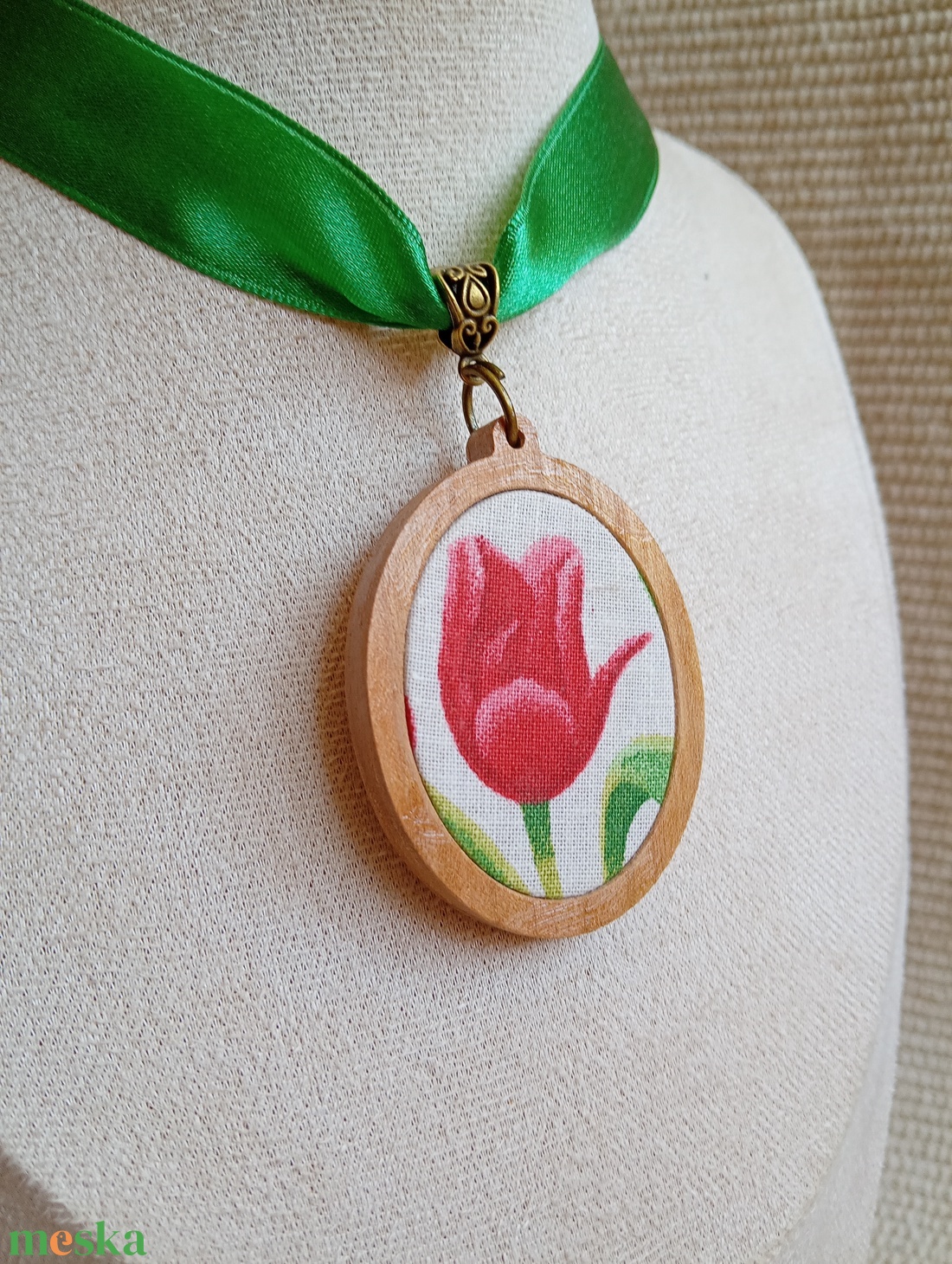 Tulipános textil ékszer faalapban, magyaros ékszer, folklór ékszer - ékszer - nyaklánc - medálos nyaklánc - Meska.hu