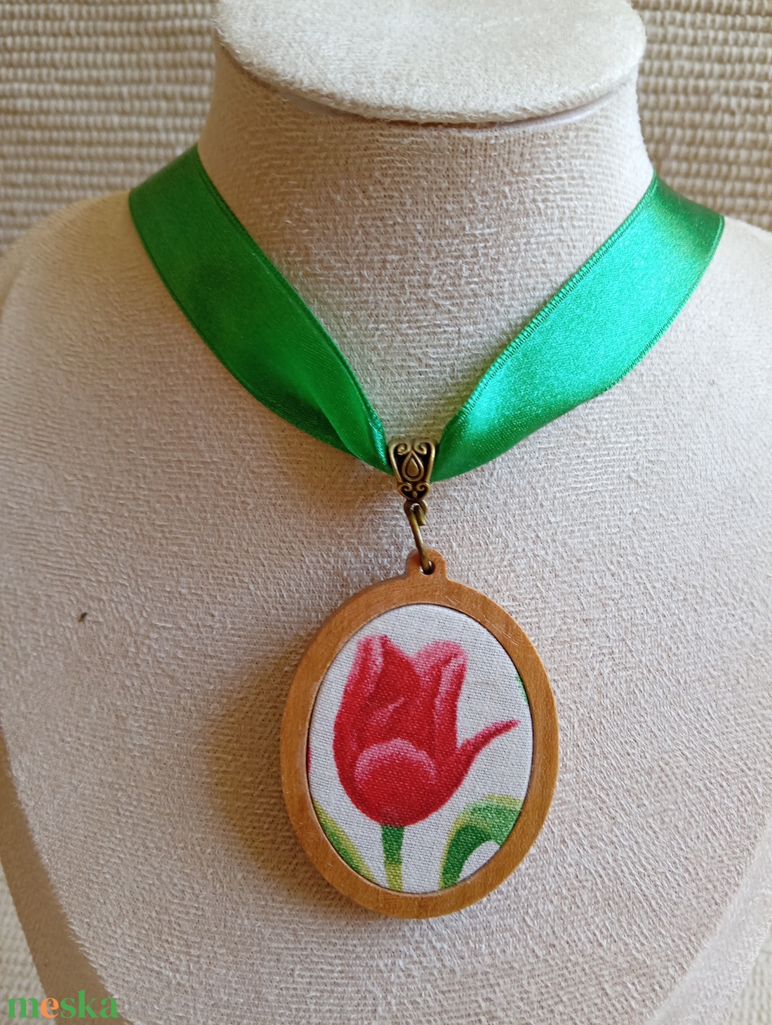 Tulipános textil ékszer faalapban, magyaros ékszer, folklór ékszer - ékszer - nyaklánc - medálos nyaklánc - Meska.hu