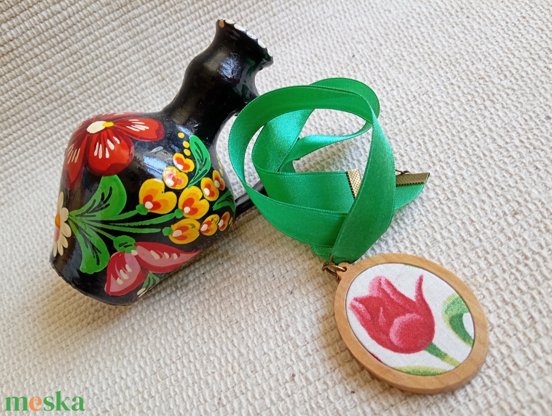 Tulipános textil ékszer faalapban, magyaros ékszer, folklór ékszer - ékszer - nyaklánc - medálos nyaklánc - Meska.hu