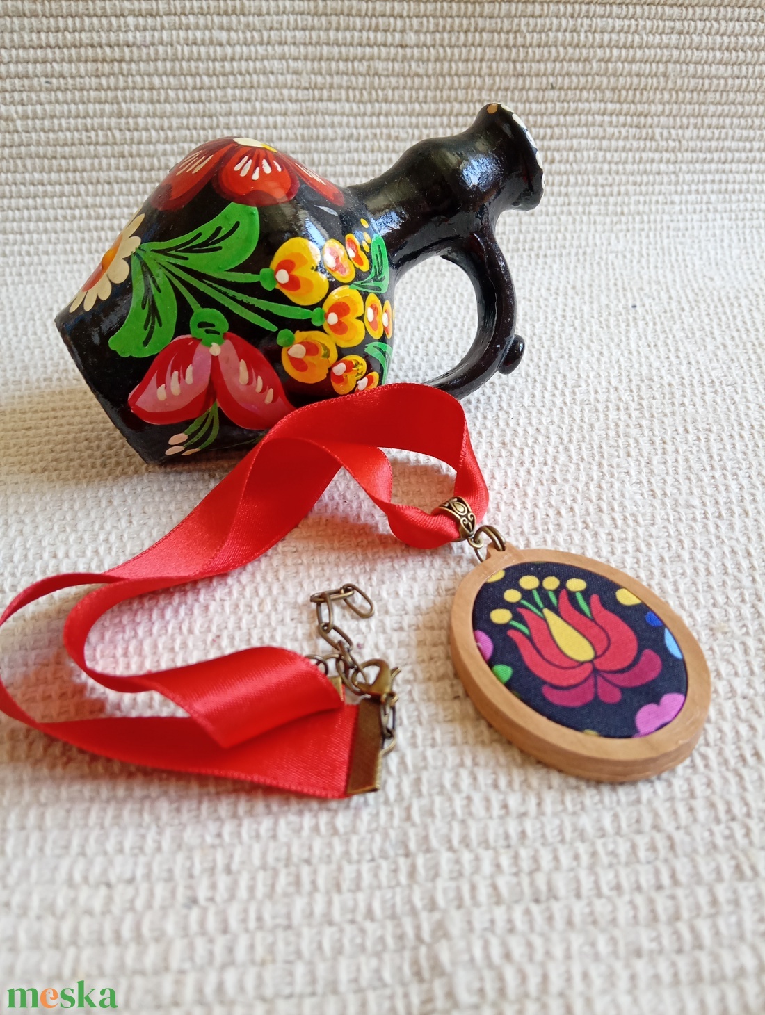 Piros matyós textil nyaklánc faalapban, matyós folklór nyaklánc - ékszer - nyaklánc - medálos nyaklánc - Meska.hu