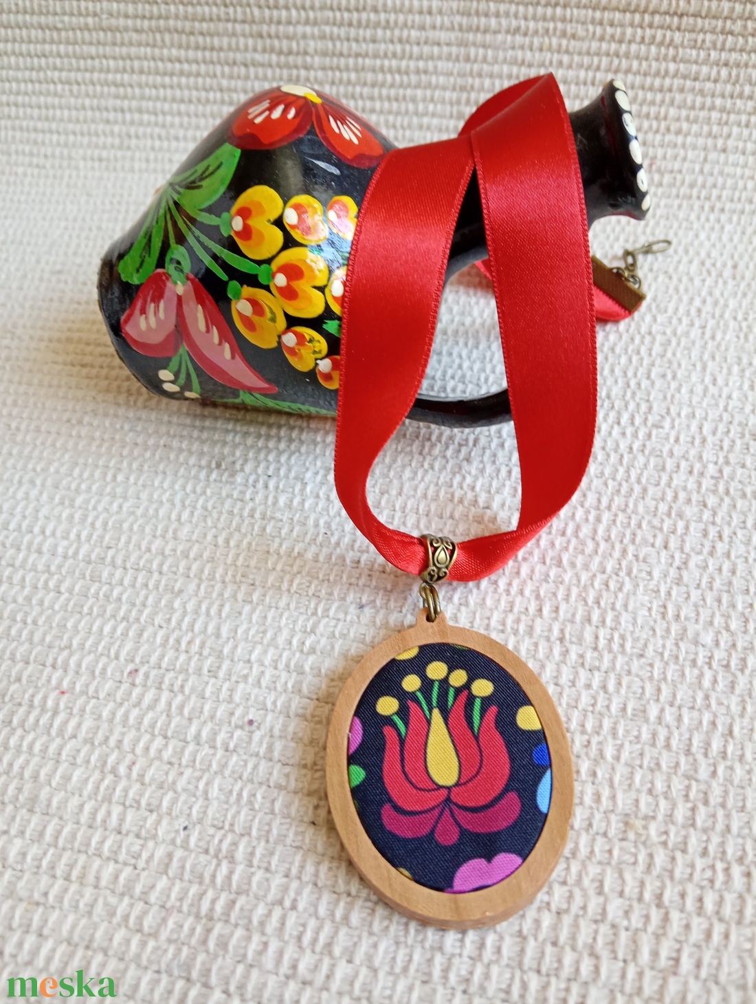 Piros matyós textil nyaklánc faalapban, matyós folklór nyaklánc - ékszer - nyaklánc - medálos nyaklánc - Meska.hu
